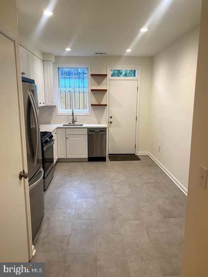 627 Acker Pl Ne - Photo 6 of 44