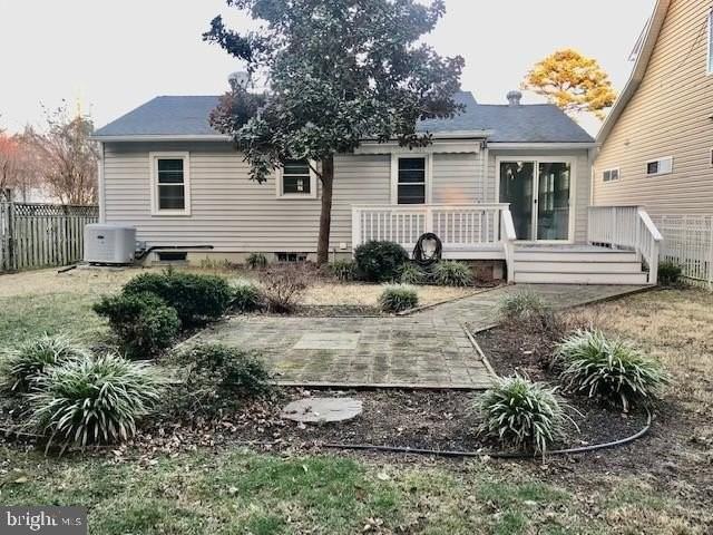 14269 Calvert St - Photo 3 of 20