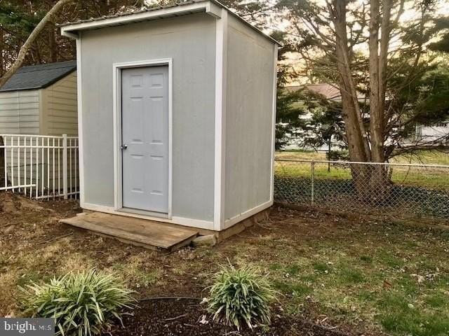 14269 Calvert St - Photo 5 of 20