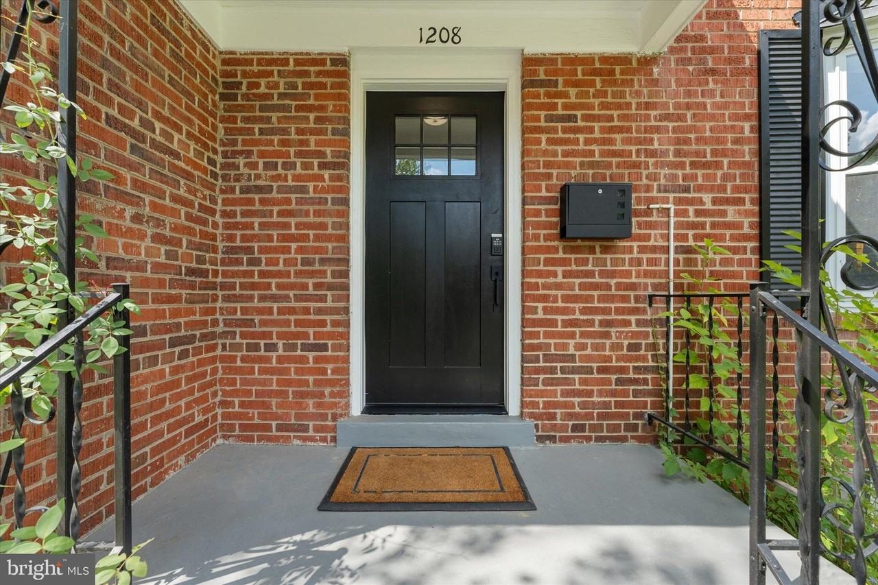 1208 Jackson Ave - Photo 3 of 36