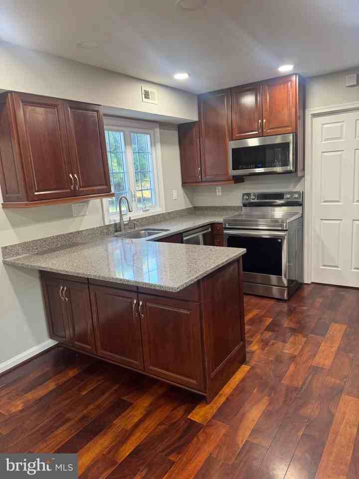 12406 Ryland Ct - Photo 7 of 37