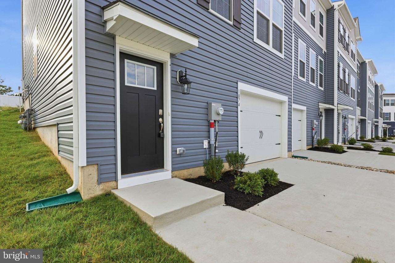 1074 Meadowlark Dr - Photo 2 of 33