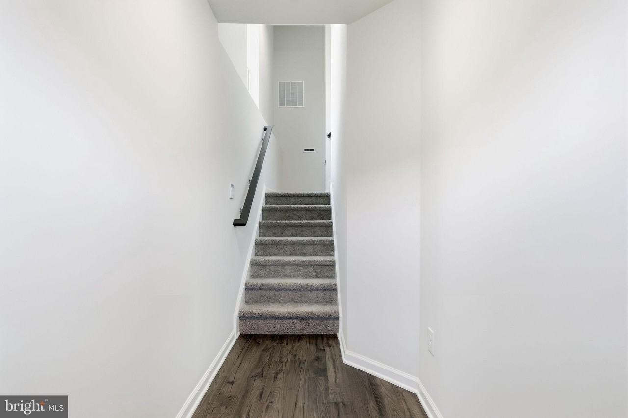 1074 Meadowlark Dr - Photo 3 of 33