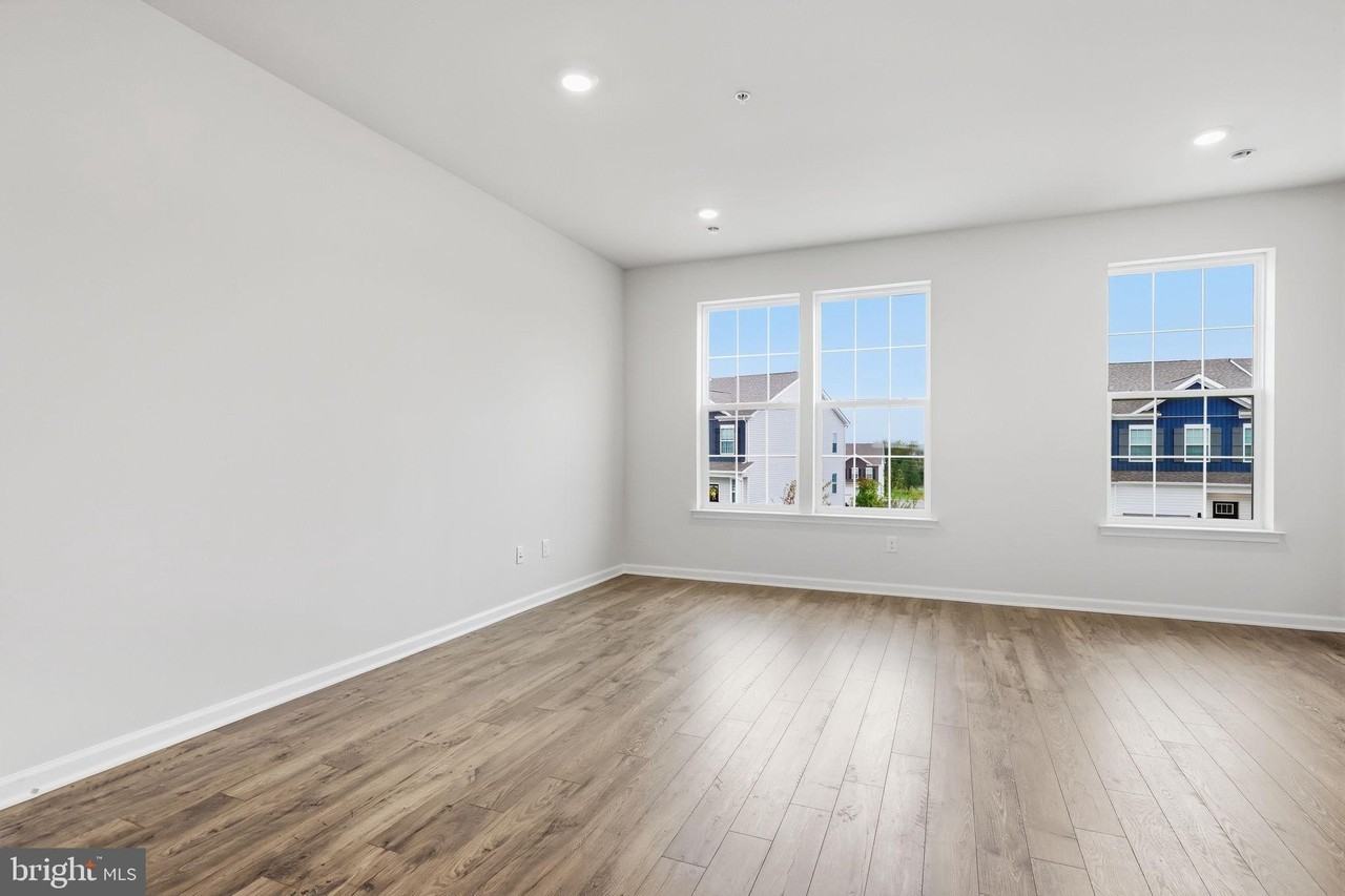 1074 Meadowlark Dr - Photo 4 of 33