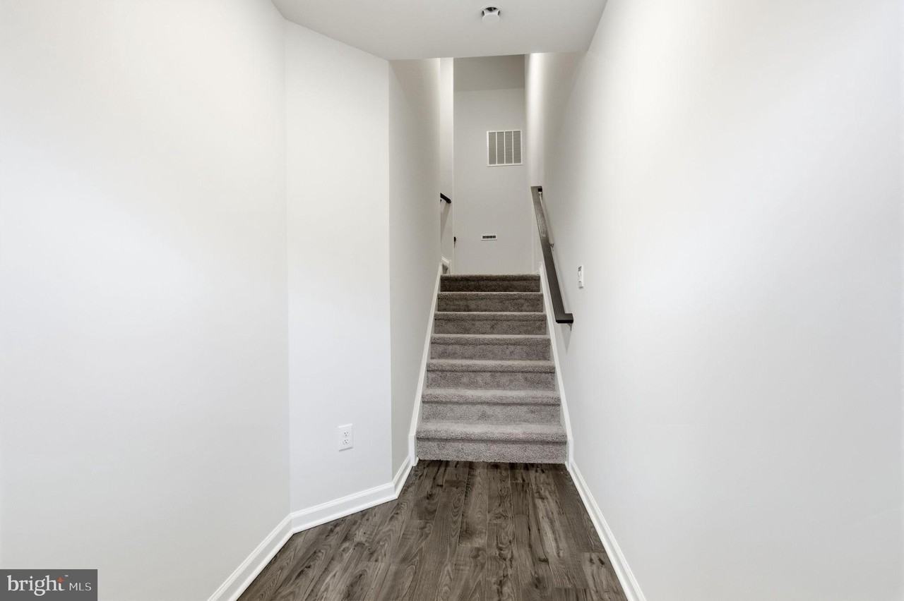 1076 Meadowlark Dr - Photo 3 of 30