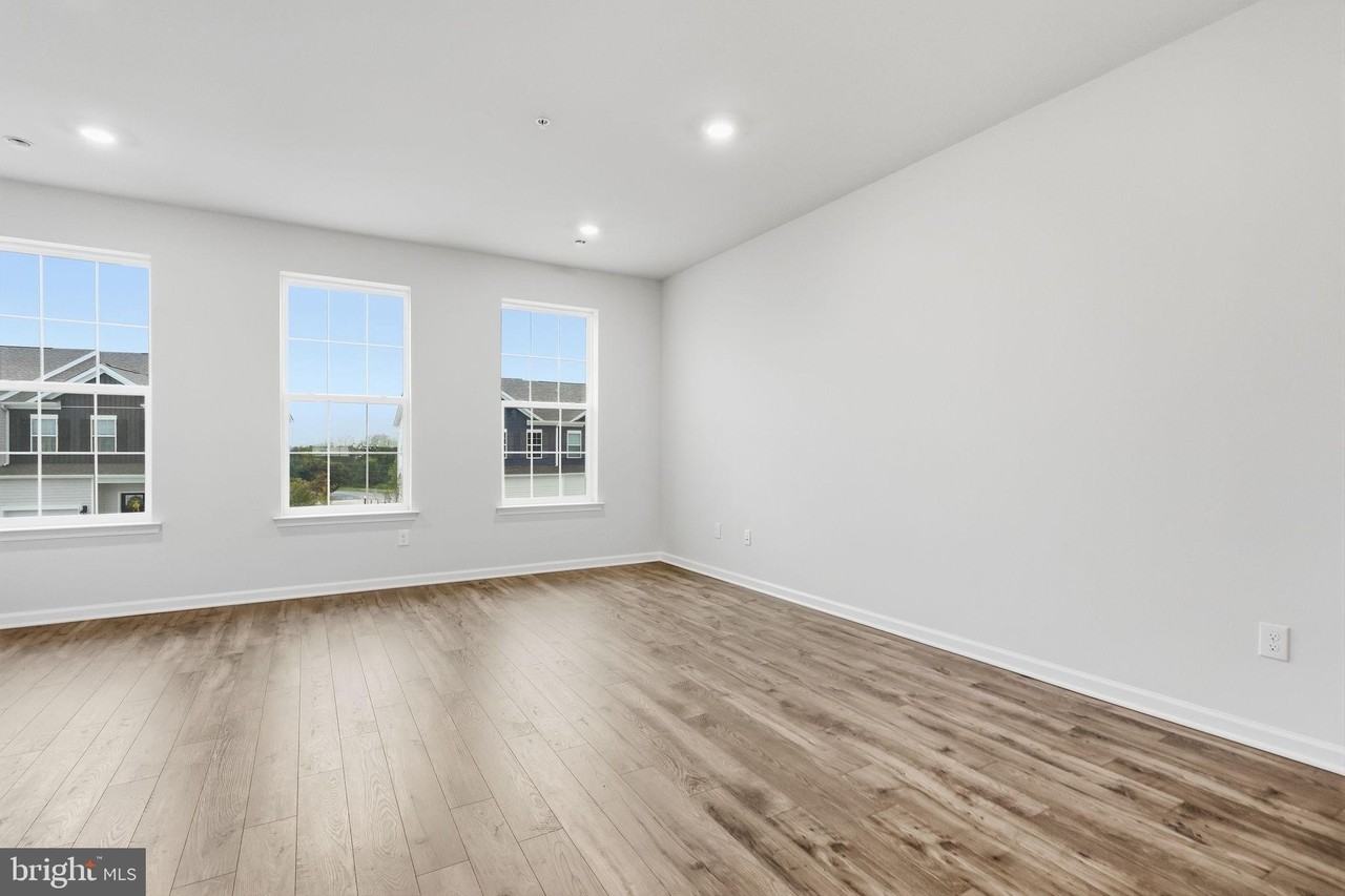 1076 Meadowlark Dr - Photo 4 of 30