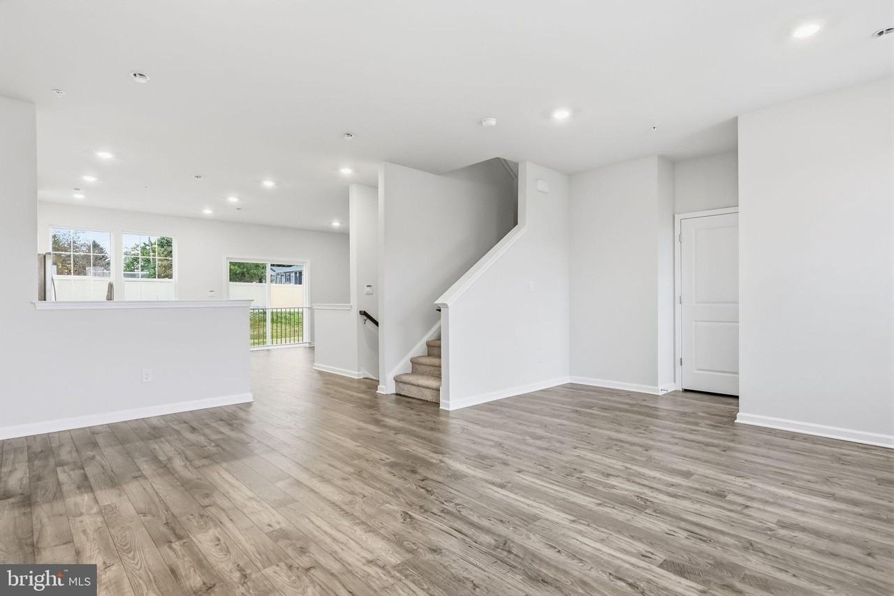 1076 Meadowlark Dr - Photo 5 of 30