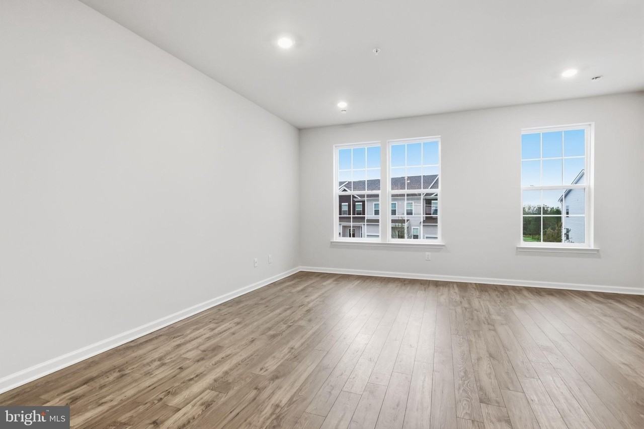 1078 Meadowlark Dr - Photo 5 of 32