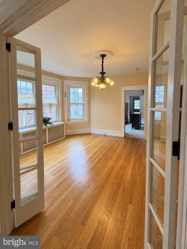 557 Hamilton St - Photo 4 of 29