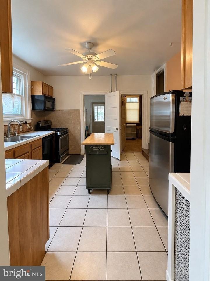 557 Hamilton St - Photo 7 of 29