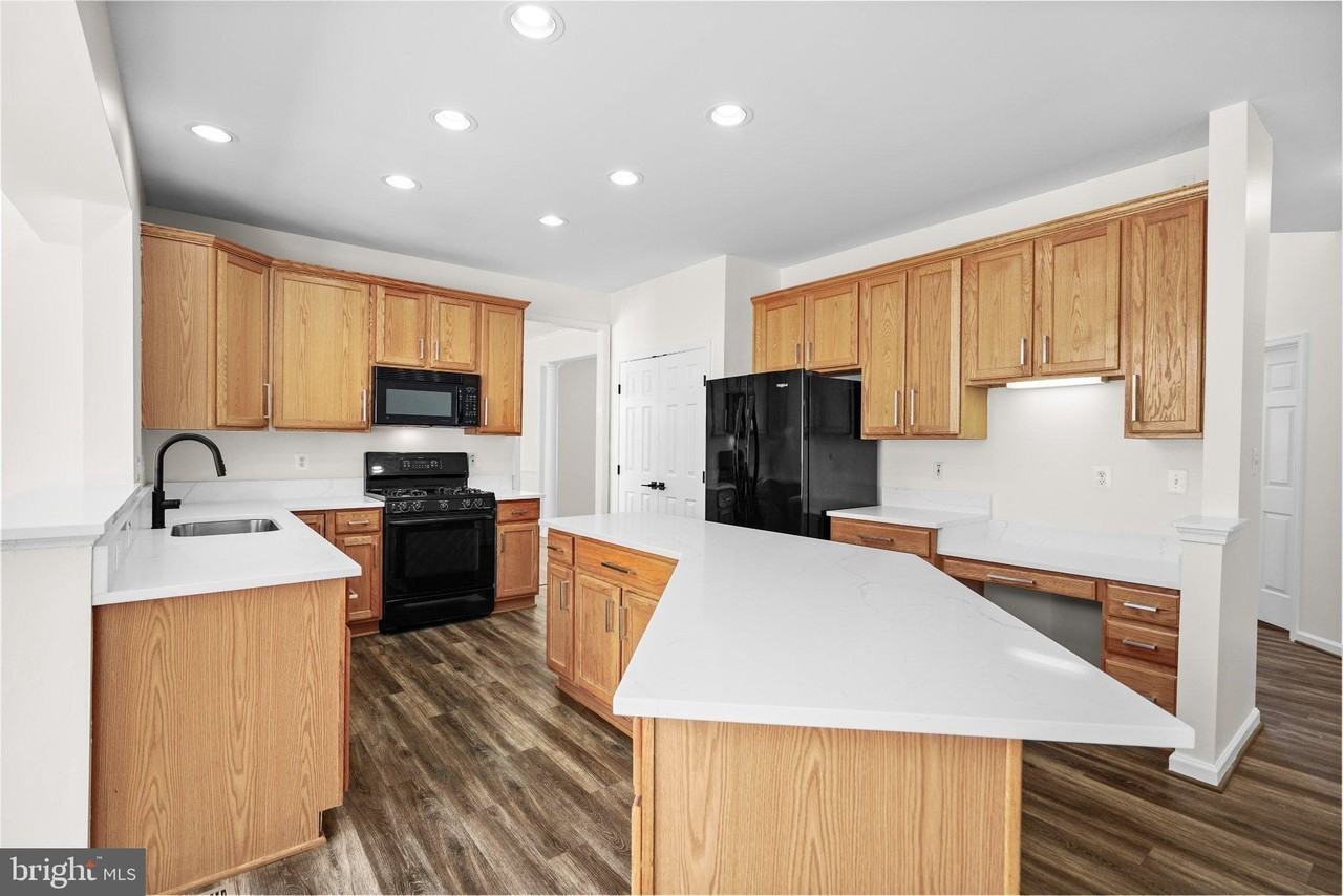42055 Cherish Ct - Photo 4 of 46