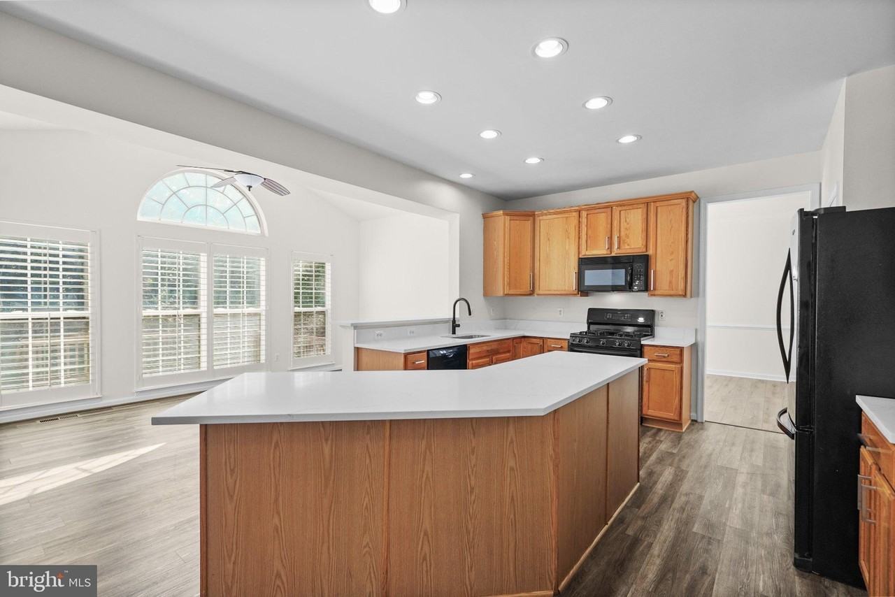 42055 Cherish Ct - Photo 5 of 46