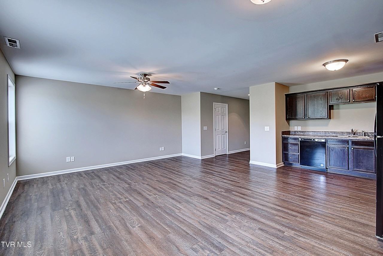 411 Manchester Pl - Photo 4 of 19