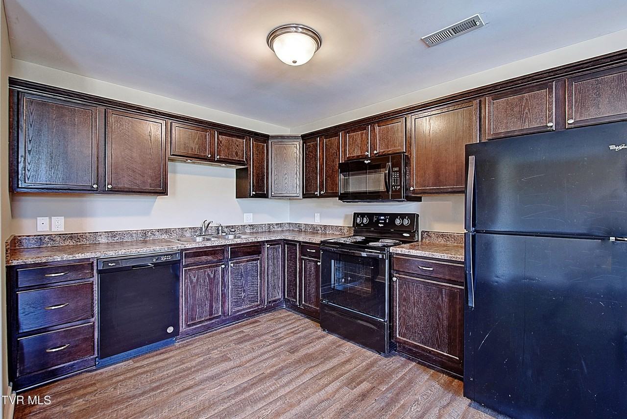 411 Manchester Pl - Photo 7 of 19