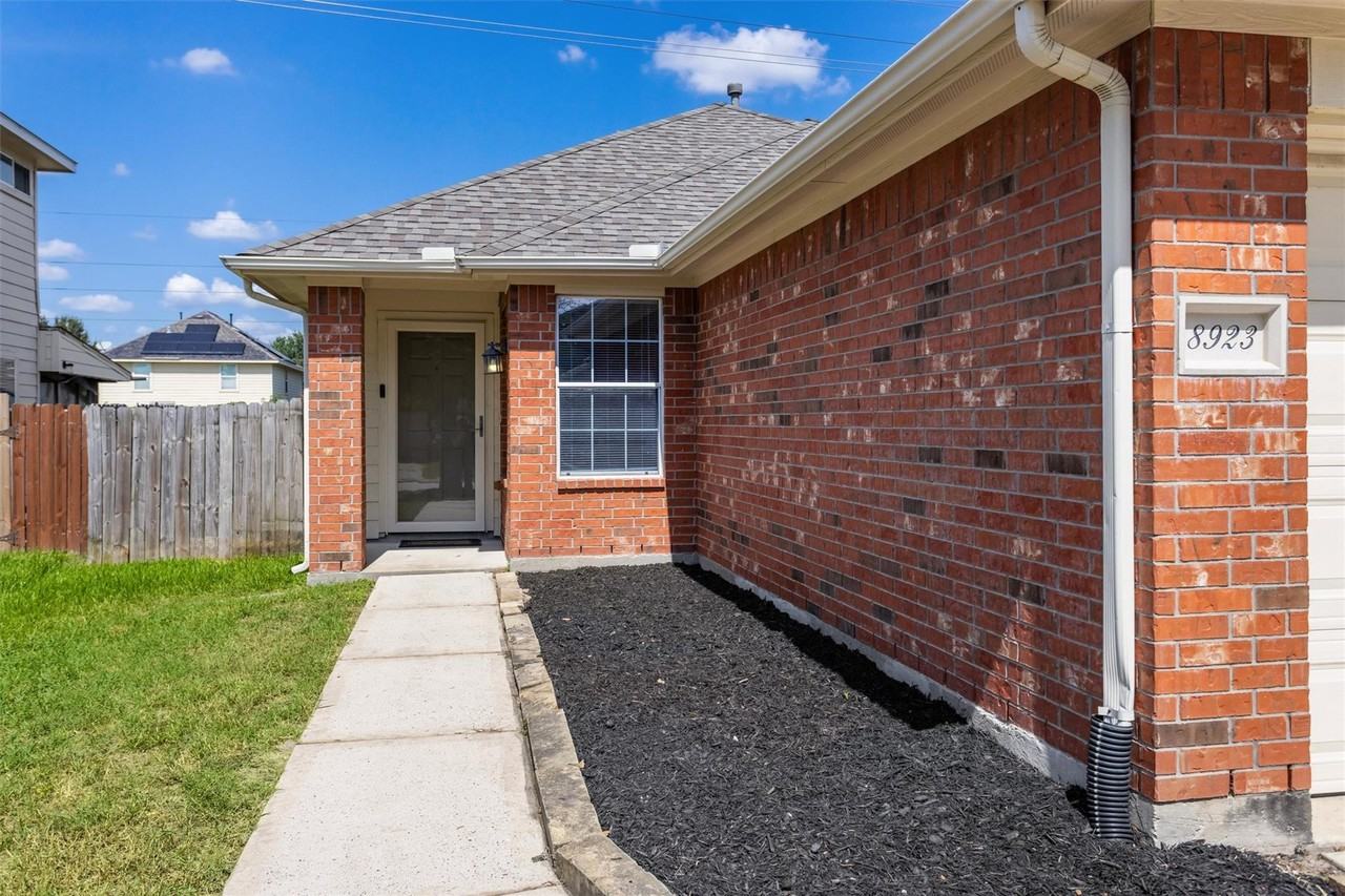 8923 Aurora Park Ln - Photo 3 of 29