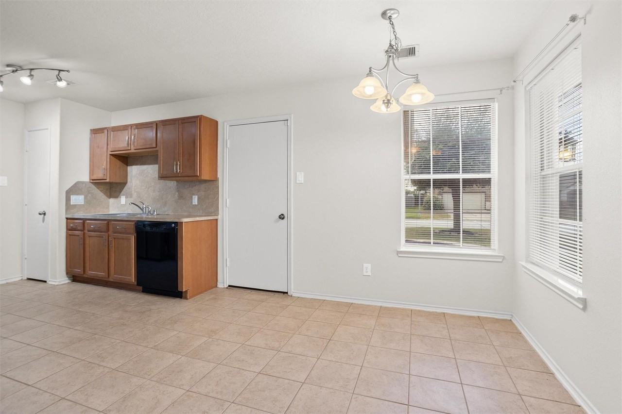 8923 Aurora Park Ln - Photo 6 of 29