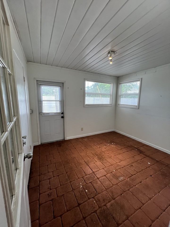 504 Ole Plantation Dr #1 - Photo 7 of 10