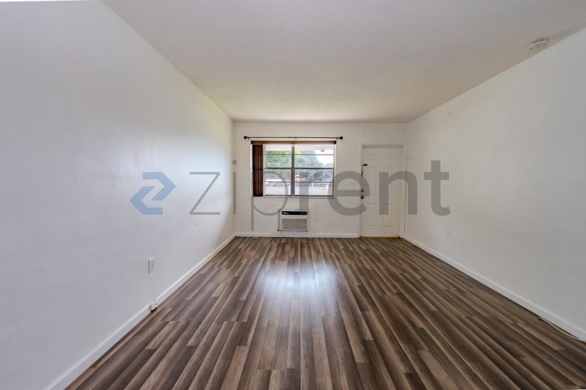 5725 Tyler St - Photo 7 of 20