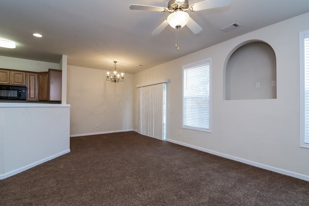 899 Ivydale Ln - Photo 3 of 15
