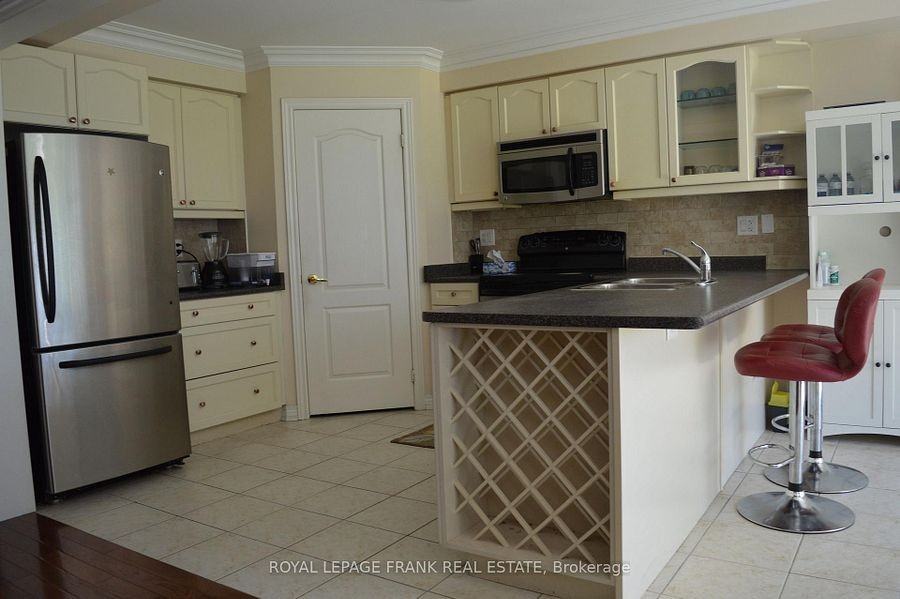 61 Summerside Avenue - Photo 4 of 15
