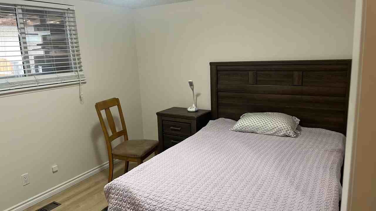 15744 102B Avenue - Photo 5 of 9