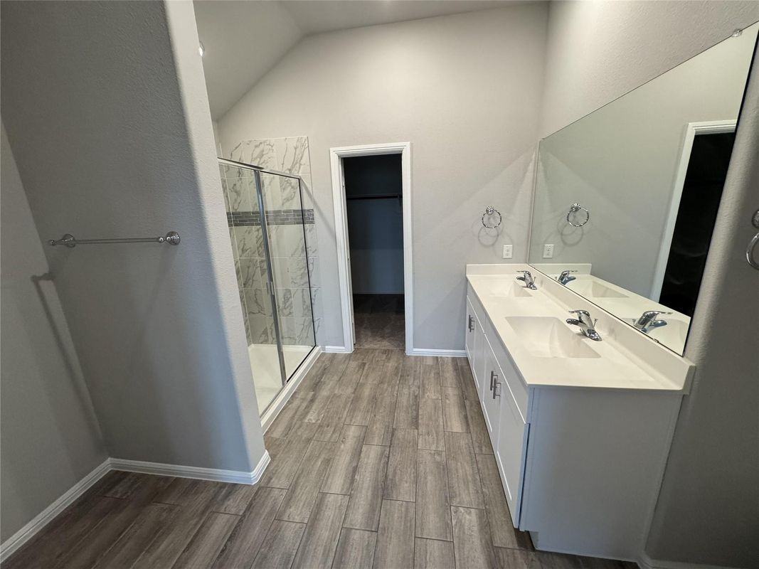 442 Kingsbury Ave - Photo 2 of 44
