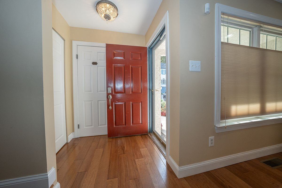 1806 Stoneham Dr - Photo 3 of 44