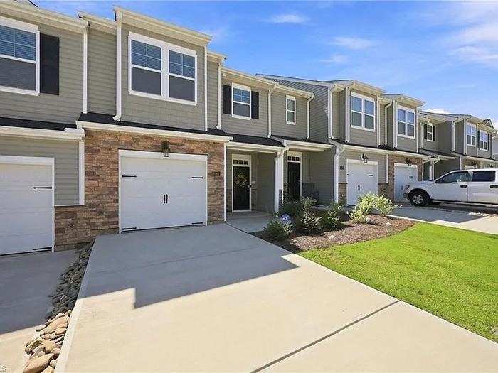 1262 Evelynnview Ln - Photo 2 of 32