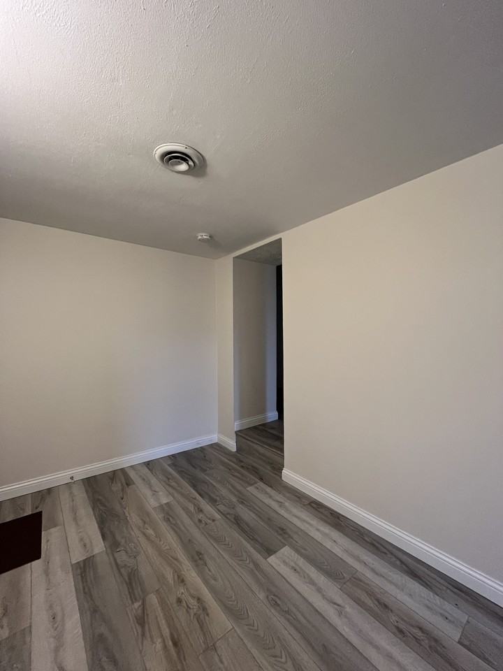 1006 Main St #A - Photo 3 of 19