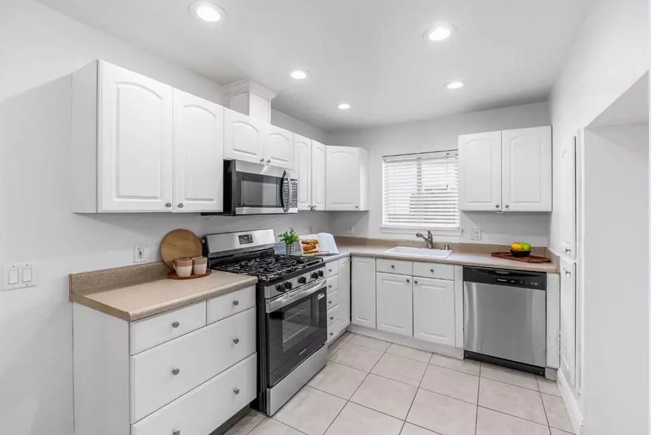 1310 Sheridan Ave - Photo 4 of 42