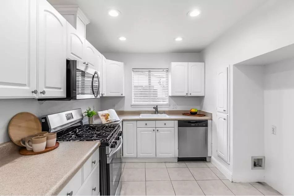 1310 Sheridan Ave - Photo 5 of 42