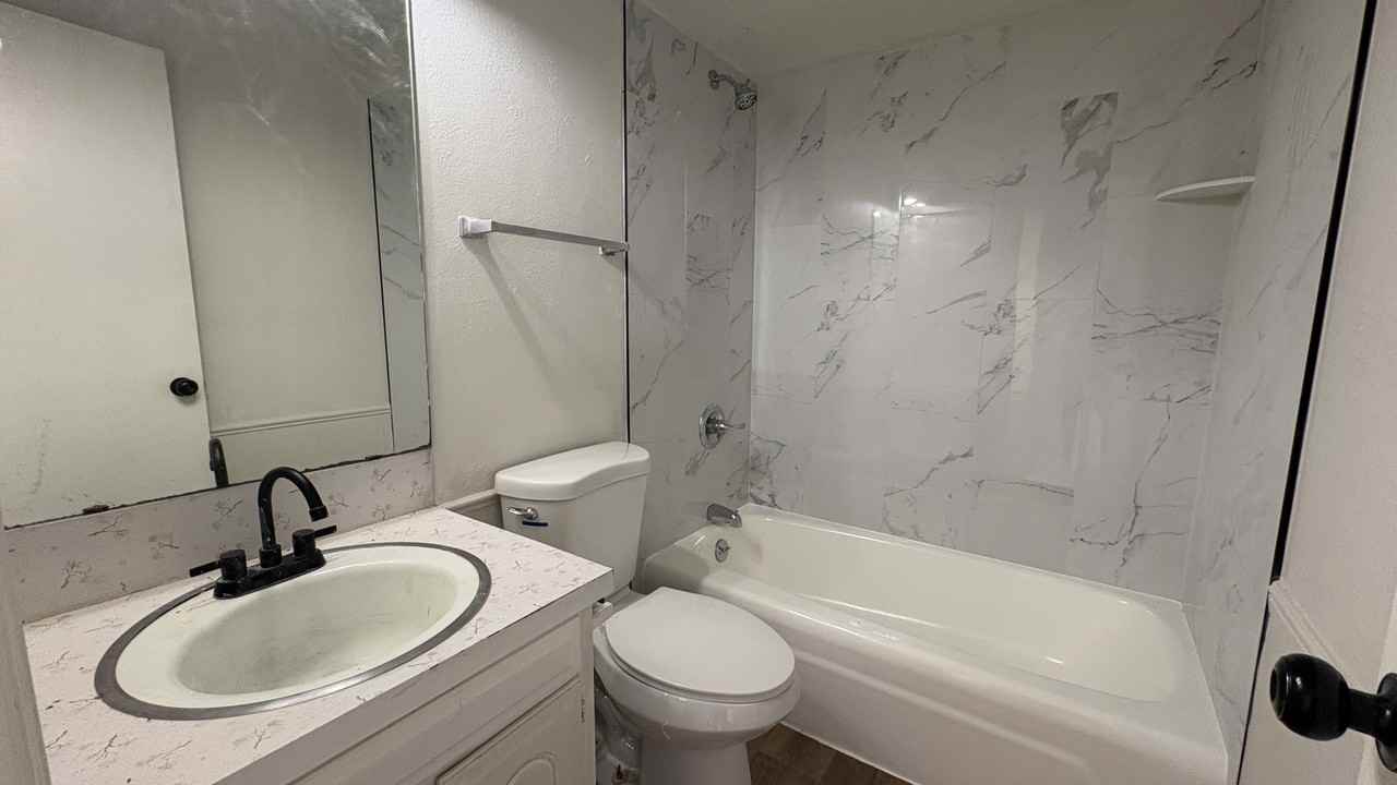 3205 Se 51st St #1 - Photo 4 of 9