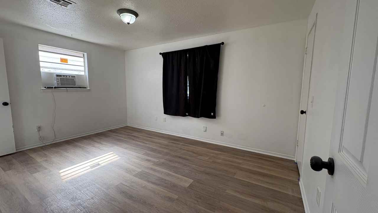 3205 Se 51st St #1 - Photo 6 of 9