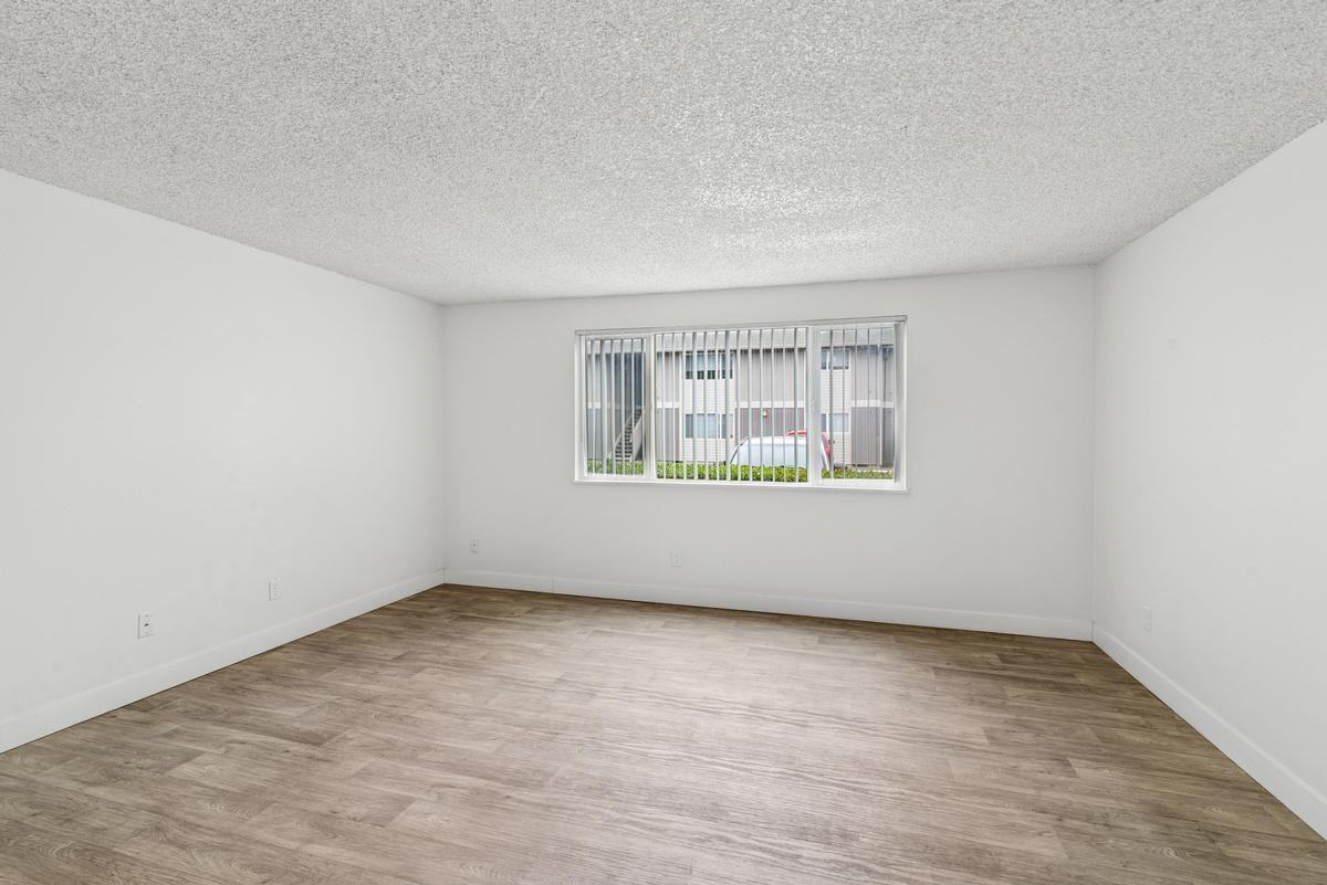 460 Lindale Dr - Photo 3 of 15
