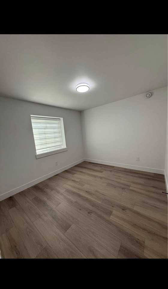16059 9A Avenue - Photo 3 of 7