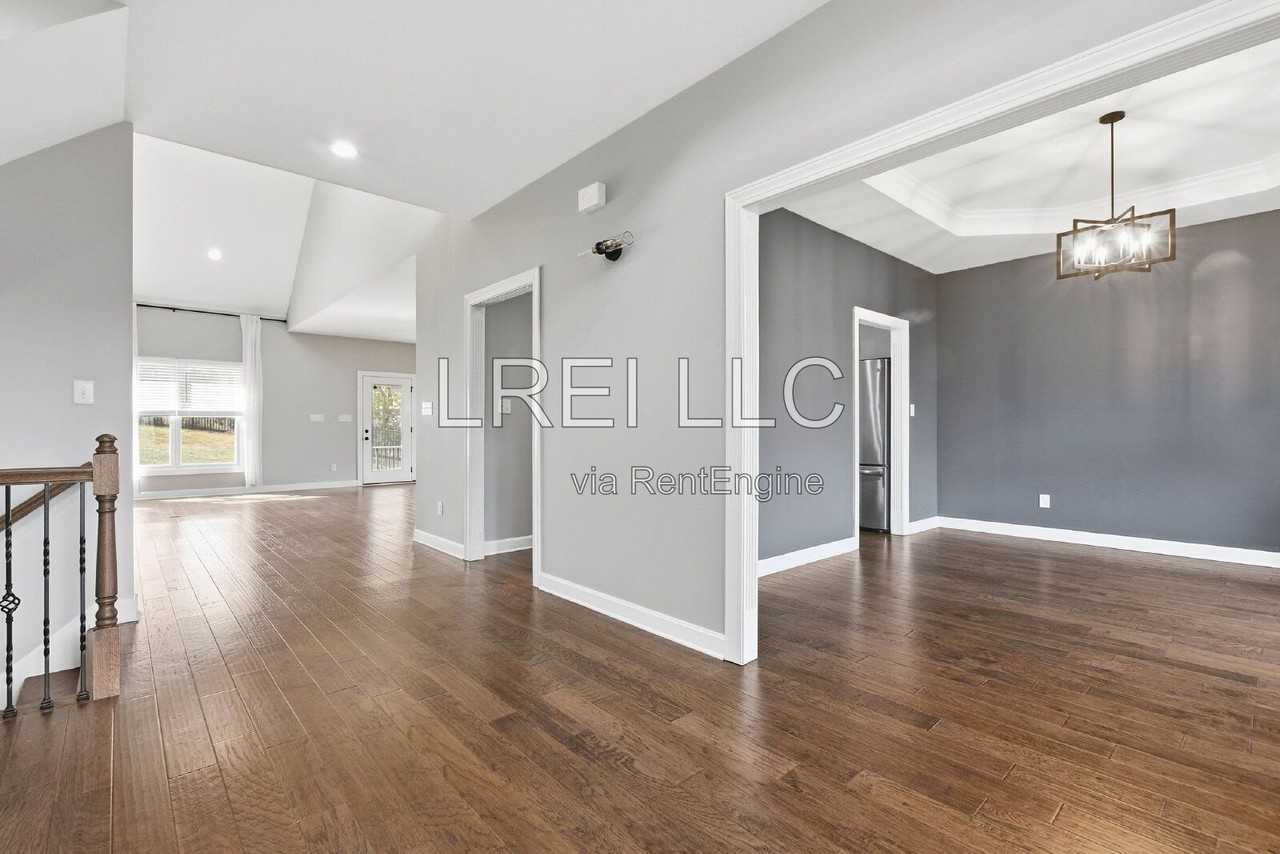 17300 Shakes Creek Dr - Photo 3 of 26