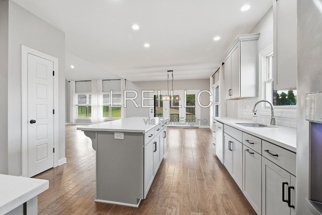 17300 Shakes Creek Dr - Photo 4 of 26