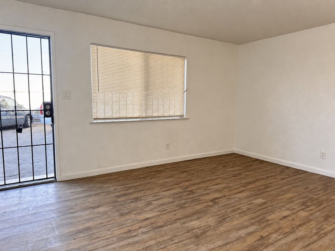 4634 E Belmont Ave - Photo 2 of 12