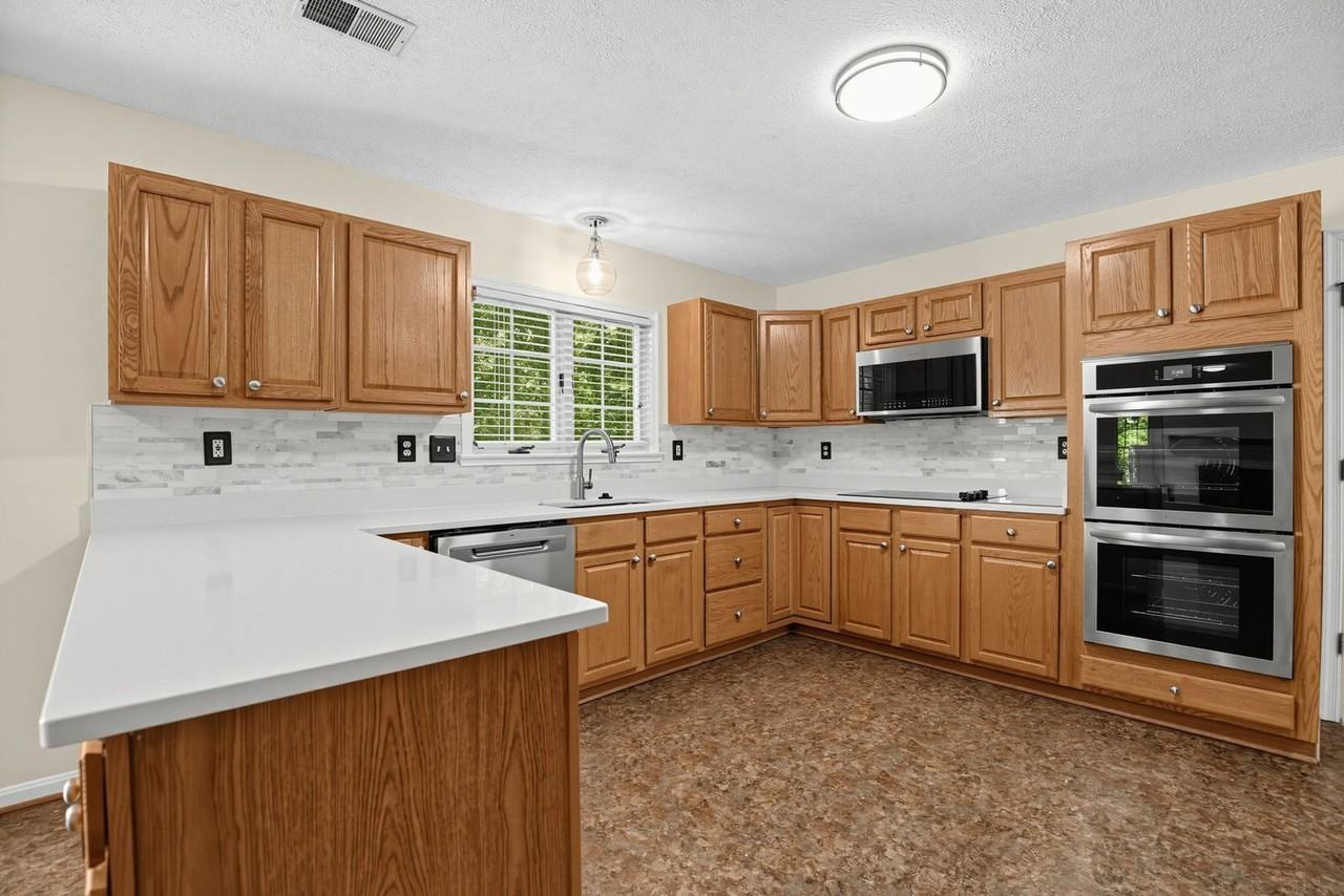 6525 Coventry Ct - Photo 4 of 17