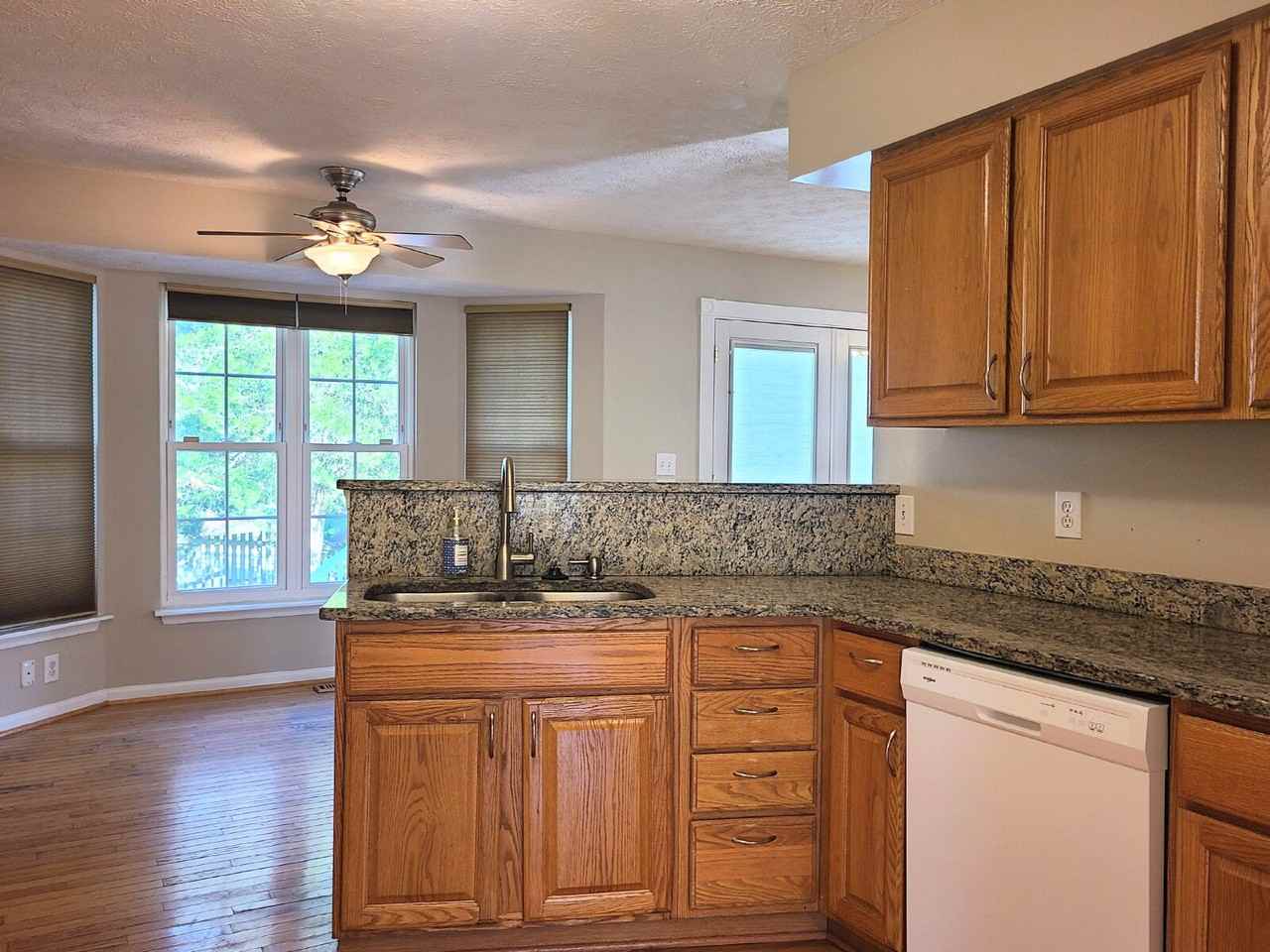 10 Lockwood Dr - Photo 7 of 40