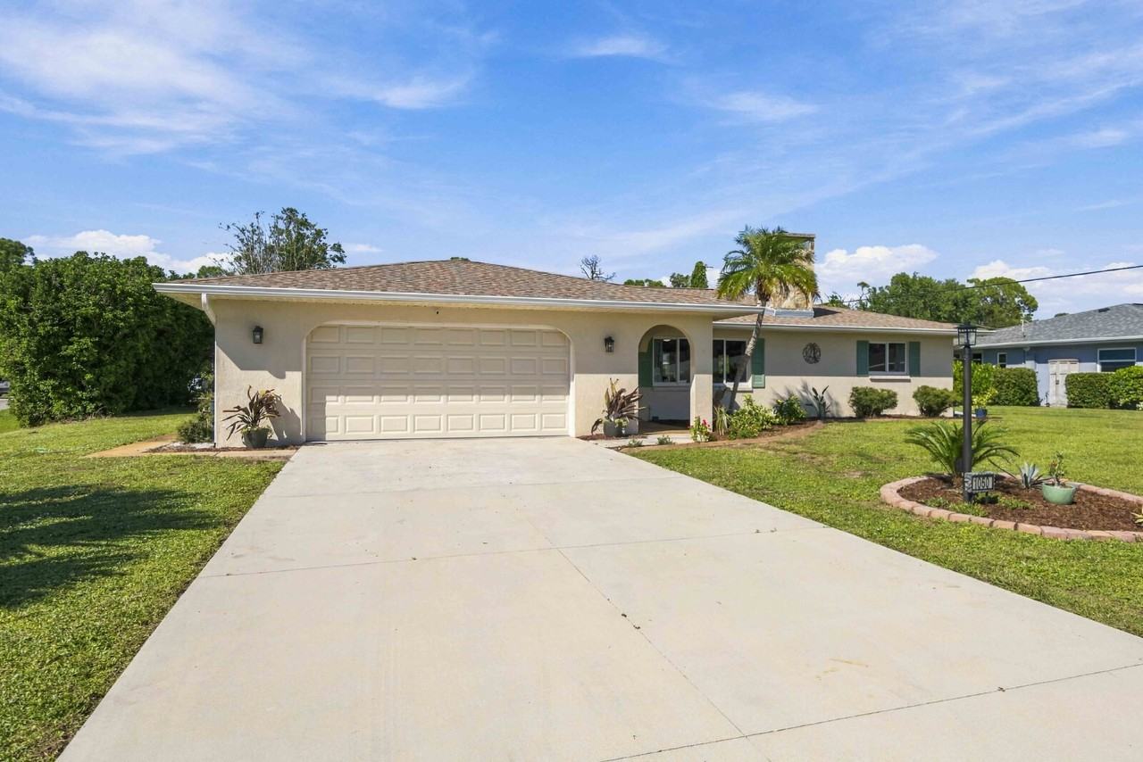 1050 Oleander St - Photo 4 of 50