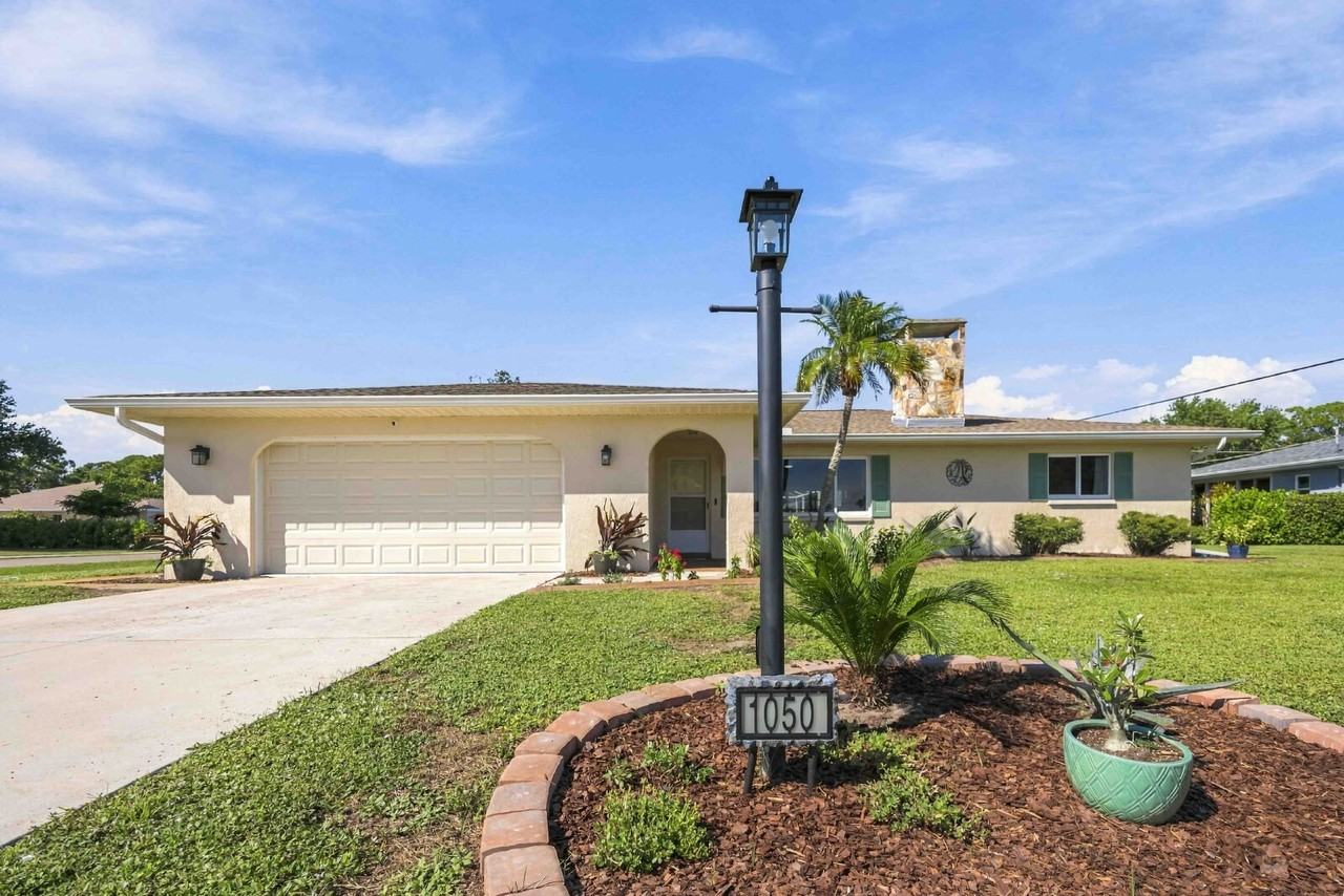 1050 Oleander St - Photo 5 of 50