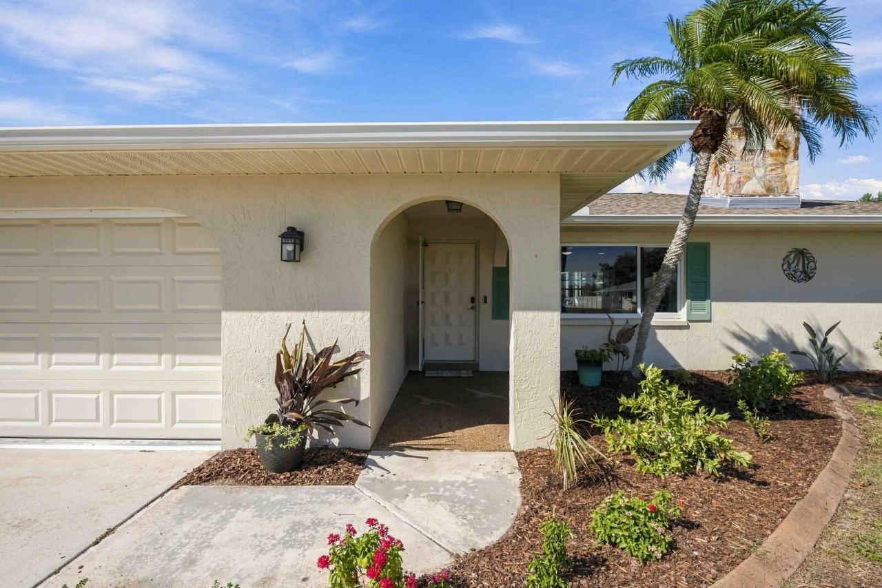 1050 Oleander St - Photo 6 of 50