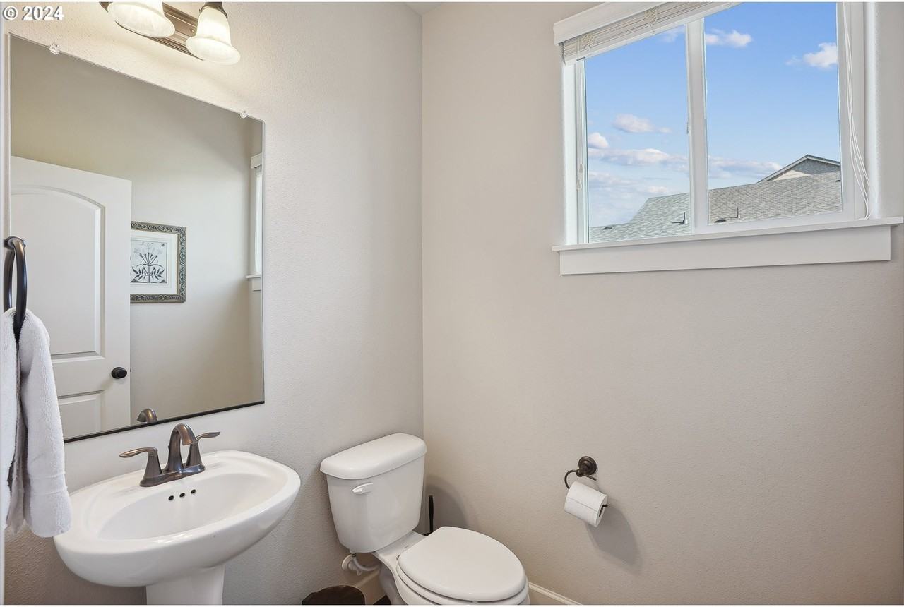 3520 Ne Spruce Dr #NA - Photo 4 of 27