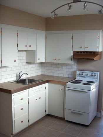 1406 Child Ave Ne - Photo 3 of 8