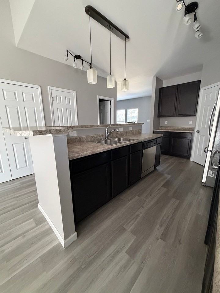 1409 Colonial Dr - Photo 5 of 11