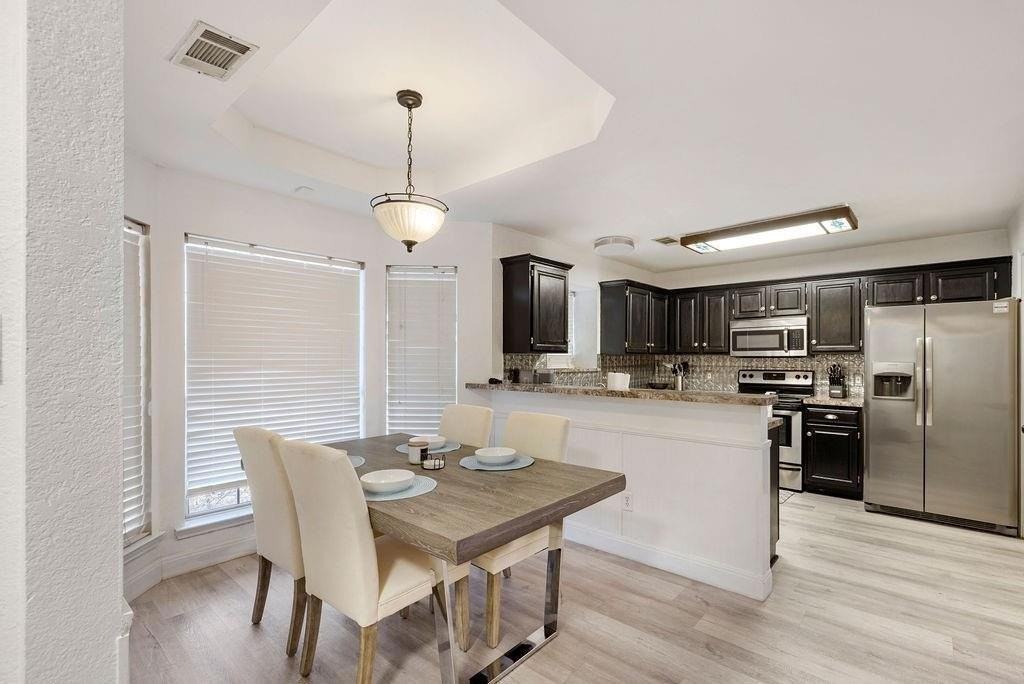 2605 Larkspur Ln - Photo 5 of 18
