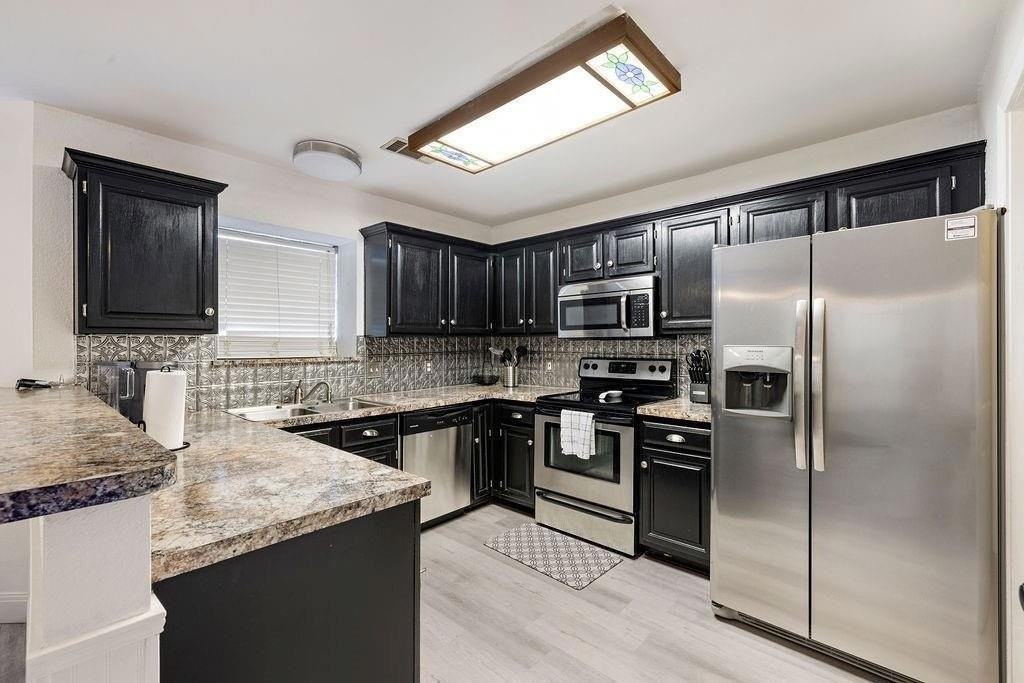 2605 Larkspur Ln - Photo 6 of 18