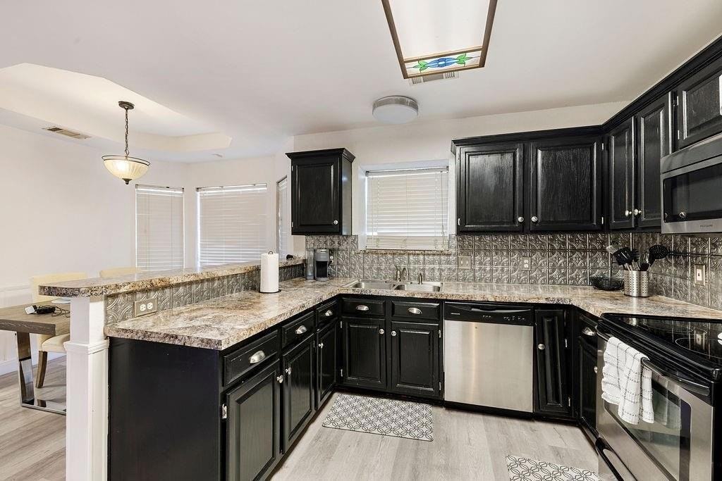 2605 Larkspur Ln - Photo 7 of 18