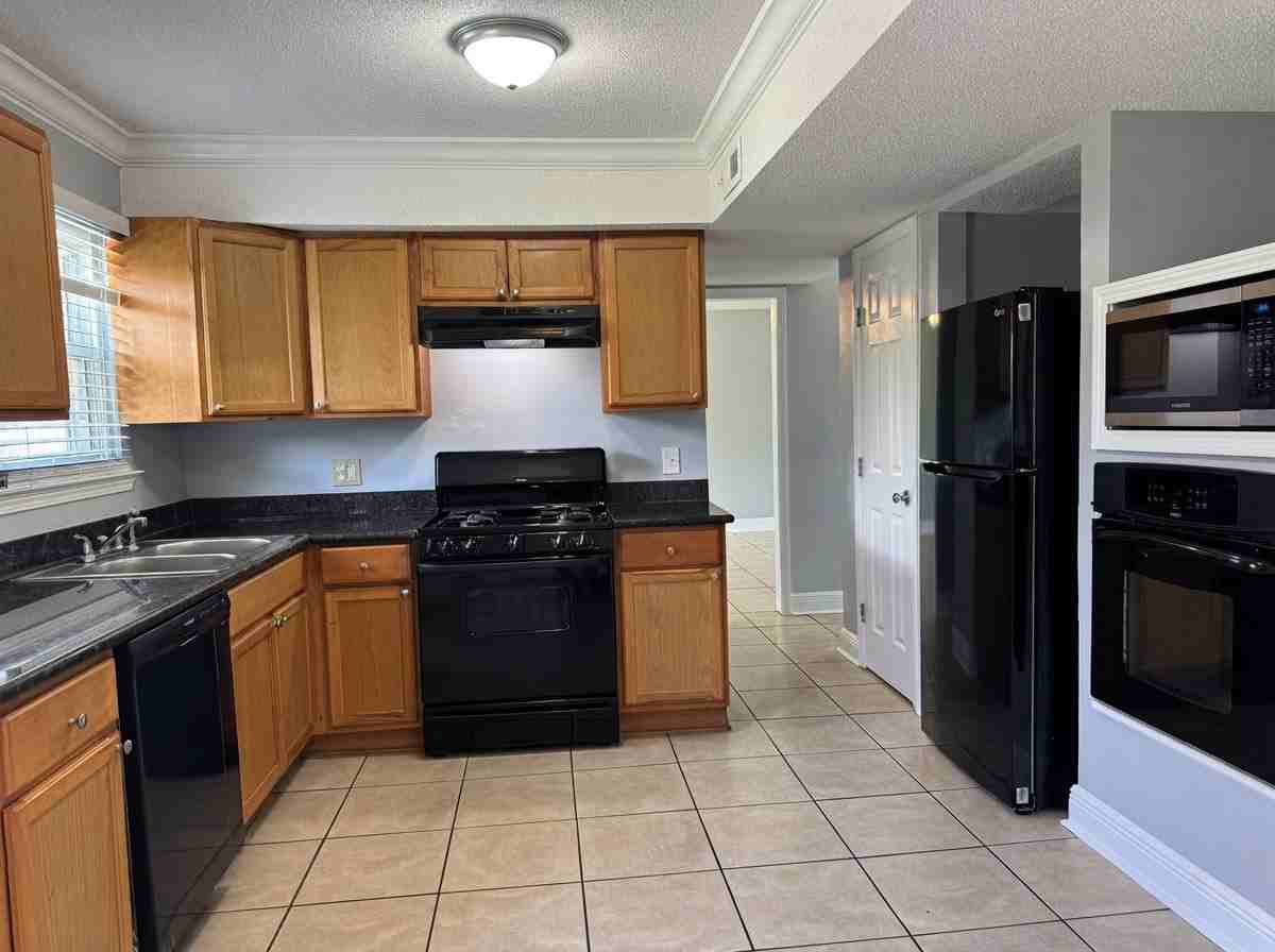 1405 Ellerslie Ave - Photo 4 of 18